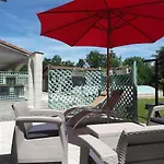 A La Campagne Avec Piscine Partagee Et Jardin - Fr-1-489-230 Apartment