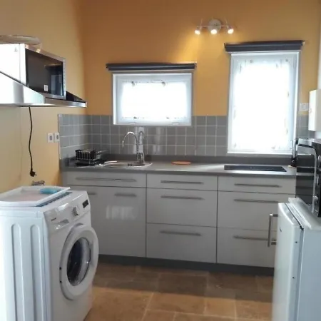 Appartement à La Campagne Avec Piscine Partagée Et Jardin - Fr-1-489-230 Vendat