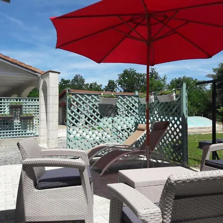 A La Campagne Avec Piscine Partagee Et Jardin - Fr-1-489-230 Apartment