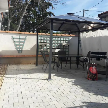 à La Campagne Avec Piscine Partagée Et Jardin - Fr-1-489-230 * Vendat