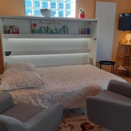 à La Campagne Avec Piscine Partagée Et Jardin - Fr-1-489-230