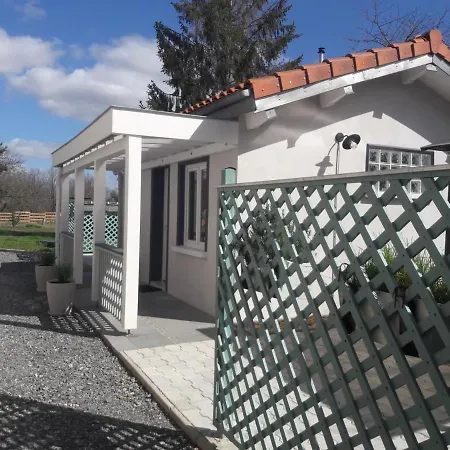 Appartement à La Campagne Avec Piscine Partagée Et Jardin - Fr-1-489-230 Vendat