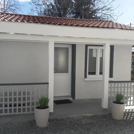 à La Campagne Avec Piscine Partagée Et Jardin - Fr-1-489-230 * Vendat